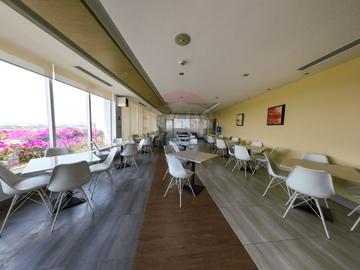 Oficina en venta edificio Sky al lado del Aeropuerto, Guayaquil