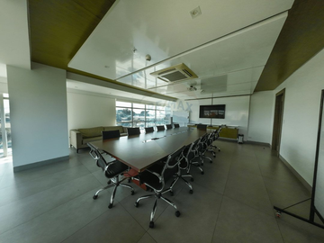 Oficina en venta edificio Sky al lado del Aeropuerto, Guayaquil