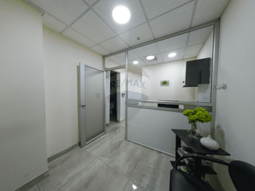 Oficina en venta edificio Sky al lado del Aeropuerto, Guayaquil