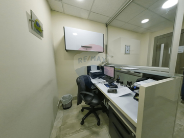 Oficina en venta edificio Sky al lado del Aeropuerto, Guayaquil