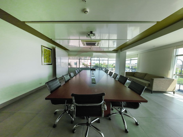 Oficina en venta edificio Sky al lado del Aeropuerto, Guayaquil