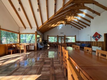 Complejo de cabañas turístico orilla pavimento camino termas de Chillan