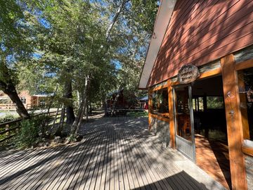 Complejo de cabañas turístico orilla pavimento camino termas de Chillan