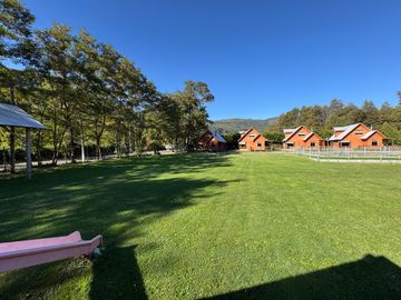 Complejo de cabañas turístico orilla pavimento camino termas de Chillan