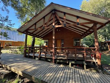 Complejo de cabañas turístico orilla pavimento camino termas de Chillan