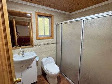 Complejo de cabañas turístico orilla pavimento camino termas de Chillan