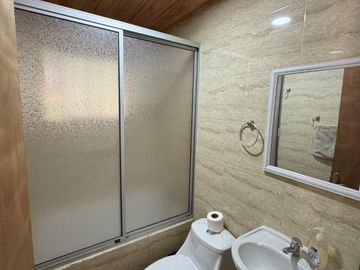 Complejo de cabañas turístico orilla pavimento camino termas de Chillan
