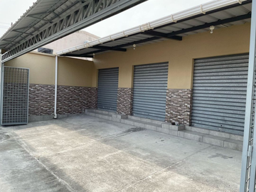 Casa en venta con 3 locales comerciales en la Atarazana