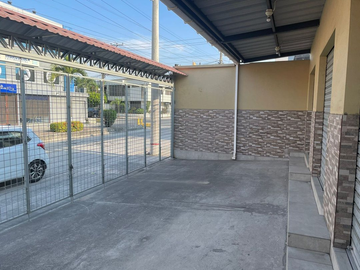 Casa en venta con 3 locales comerciales en la Atarazana