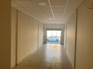 Casa en venta con 3 locales comerciales en la Atarazana