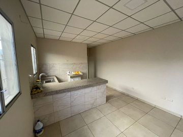 Casa en venta con 3 locales comerciales en la Atarazana