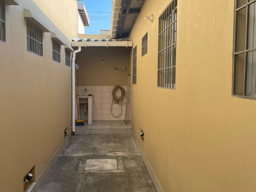 Casa en venta con 3 locales comerciales en la Atarazana