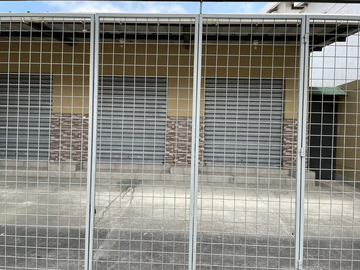 Casa en venta con 3 locales comerciales en la Atarazana