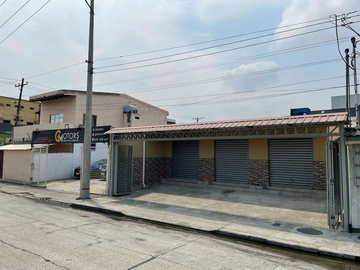 Casa en venta con 3 locales comerciales en la Atarazana