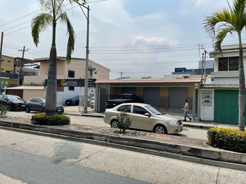 Casa en venta con 3 locales comerciales en la Atarazana