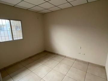 Casa en venta con 3 locales comerciales en la Atarazana