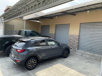 Casa en venta con 3 locales comerciales en la Atarazana