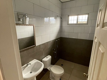 Casa en venta con 3 locales comerciales en la Atarazana