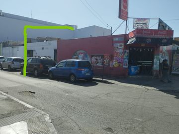 Terreno con Local Comercial y Casas