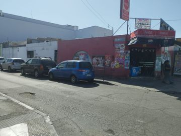 Terreno con Local Comercial y Casas