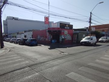 Terreno con Local Comercial y Casas