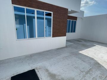 SE VENDE CASA EN URB LOS GIRASOLES