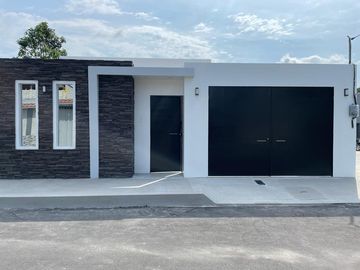 SE VENDE CASA EN URB LOS GIRASOLES