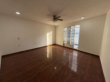 CASA HABITACIÓN CON OPCIÓN A LOCAL COMERCIAL A UN COSTADO DEL MERCADO DE ABASTOS