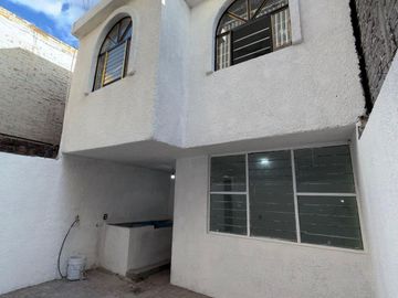 CASA HABITACIÓN CON OPCIÓN A LOCAL COMERCIAL A UN COSTADO DEL MERCADO DE ABASTOS