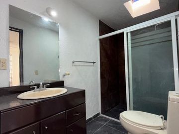 CASA HABITACIÓN CON OPCIÓN A LOCAL COMERCIAL A UN COSTADO DEL MERCADO DE ABASTOS