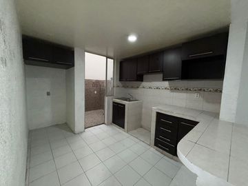 CASA HABITACIÓN CON OPCIÓN A LOCAL COMERCIAL A UN COSTADO DEL MERCADO DE ABASTOS