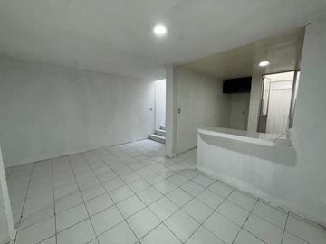 CASA HABITACIÓN CON OPCIÓN A LOCAL COMERCIAL A UN COSTADO DEL MERCADO DE ABASTOS
