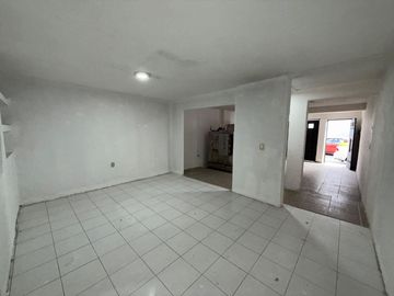 CASA HABITACIÓN CON OPCIÓN A LOCAL COMERCIAL A UN COSTADO DEL MERCADO DE ABASTOS