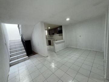 CASA HABITACIÓN CON OPCIÓN A LOCAL COMERCIAL A UN COSTADO DEL MERCADO DE ABASTOS