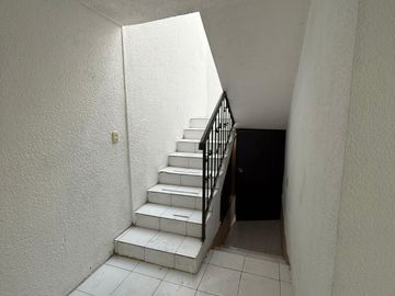 CASA HABITACIÓN CON OPCIÓN A LOCAL COMERCIAL A UN COSTADO DEL MERCADO DE ABASTOS