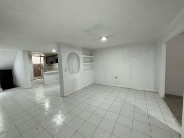 CASA HABITACIÓN CON OPCIÓN A LOCAL COMERCIAL A UN COSTADO DEL MERCADO DE ABASTOS