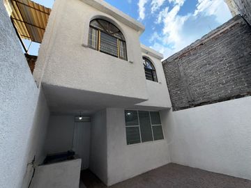 CASA HABITACIÓN CON OPCIÓN A LOCAL COMERCIAL A UN COSTADO DEL MERCADO DE ABASTOS