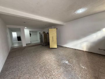 CASA HABITACIÓN CON OPCIÓN A LOCAL COMERCIAL A UN COSTADO DEL MERCADO DE ABASTOS