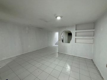 CASA HABITACIÓN CON OPCIÓN A LOCAL COMERCIAL A UN COSTADO DEL MERCADO DE ABASTOS