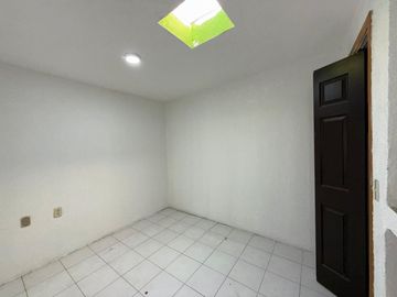 CASA HABITACIÓN CON OPCIÓN A LOCAL COMERCIAL A UN COSTADO DEL MERCADO DE ABASTOS