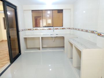 VENTA DE CASA DE DOS PISOS EN ESTRENO CON COCHERA – URB. COOVITIOMAR SANTA ROSA 🏖️✨