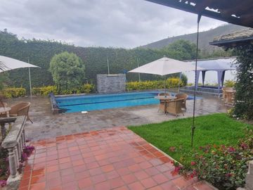Se Vende Quinta en La Pampa - Mitad del Mundo, Colegio de la Liga, Quito Norte