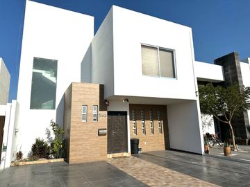 Casa en Venta, de 3 recámaras y arquitectura contemporánea en Provincia Santa Elena, Qro.