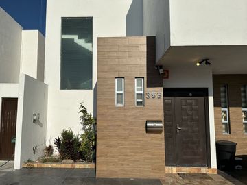Casa en Venta, de 3 recámaras y arquitectura contemporánea en Provincia Santa Elena, Qro.