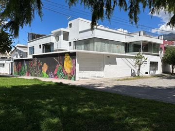 VENTA CASA QUITO 4 DEPARTAMENTOS LA CONCEPCIÓN A 400 MT ESTACIÓN TROLE LABRADOR