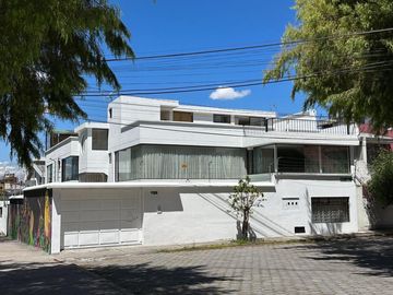 VENTA CASA QUITO 4 DEPARTAMENTOS LA CONCEPCIÓN A 400 MT ESTACIÓN TROLE LABRADOR