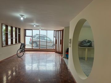 VENTA CASA QUITO 4 DEPARTAMENTOS LA CONCEPCIÓN A 400 MT ESTACIÓN TROLE LABRADOR