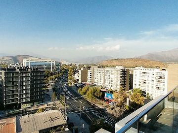 Central Y Tranquilo A Pasos De Alto Las Condes, Casi Nuevo