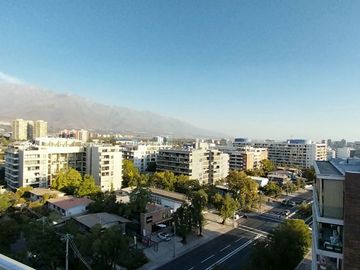 Central Y Tranquilo A Pasos De Alto Las Condes, Casi Nuevo