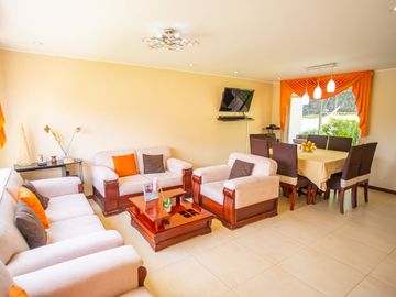 CASA EN VENTA - 3 HABITACIONES - CONOCOTO
